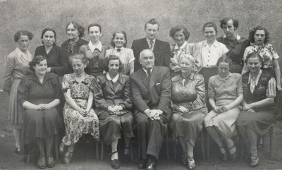 Giszowiec, Dyrektor szkoły Józef Piasecki siedzi pośrodku, trzecia z lewej stoi jego druga żona Stefania, druga z prawej siedzi jego przyszła trzecia żona Stanisława