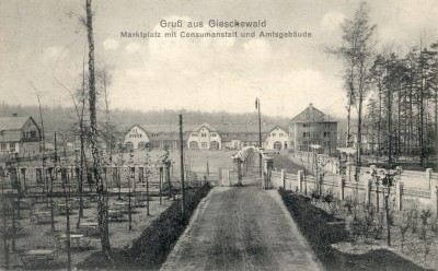 Giszowiec, Po lewej: budynek szkolny<br>Na środku: domy towarowe<br>Po prawej: budowa urzędu
